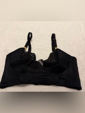 New without tags, Victoria's Secret Very Sexy Quarter Cup Corset
Top 34C/C75